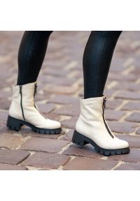 Beżowe Botki Simen Damskie Skórzane Modne Obuwie. Okazja: na spacer, na co dzień. Zapięcie: zamek. Kolor: beżowy. Szerokość cholewki: normalna. Materiał: skóra. Sezon: zima, jesień. Obcas: na obcasie. Styl: casual, elegancki. Wysokość obcasa: niski #3