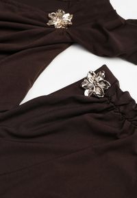 Born2be - Brązowy Marszczony Komplet z Kwiatowymi Aplikacjami Bluzka i Spódnica Bervisse. Kolor: brązowy. Wzór: aplikacja, kwiaty #3