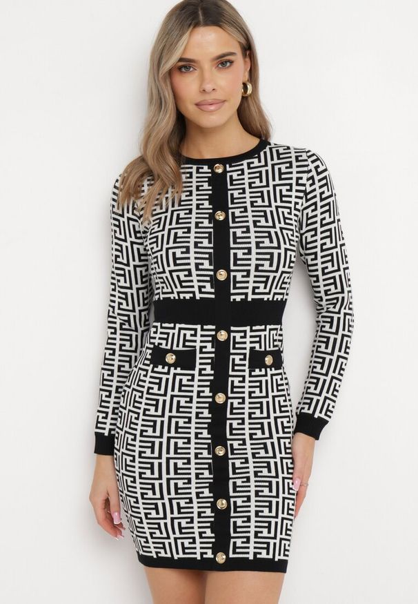 Born2be - Biała Sweterkowa Sukienka Mini o Geometrycznym Wzorze Ozdobiona Guzikami i Czarnymi Wstawkami Taiwa. Kolor: biały. Wzór: geometria, aplikacja. Styl: elegancki. Długość: mini