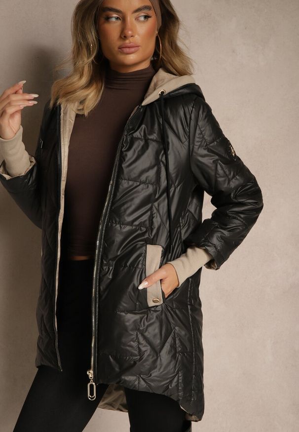 Renee - Czarna Kurtka z Pikowanymi Przeszyciami Kapturem i Dłuższym Tyłem Tuleina. Okazja: na co dzień. Kolor: czarny. Materiał: jeans. Długość: długie. Styl: casual