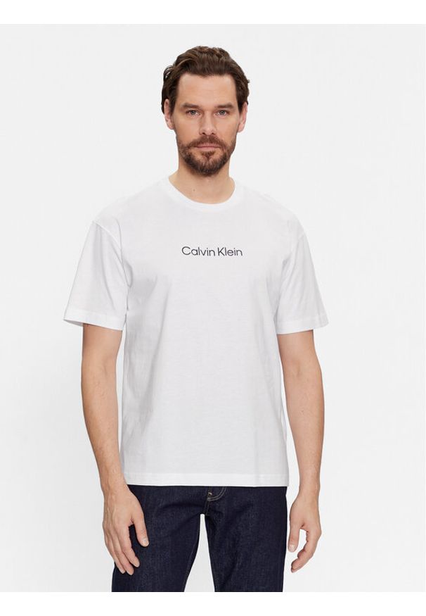 Calvin Klein T-Shirt Hero K10K111346 Biały Regular Fit. Kolor: biały. Materiał: bawełna