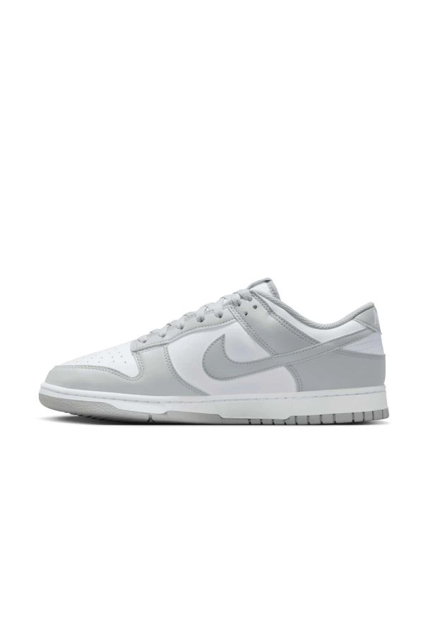 Nike Dunk Low Retro Sneakersy męskie. Okazja: na co dzień. Kolor: biały. Materiał: materiał, syntetyk, guma, skóra. Szerokość cholewki: normalna. Wzór: aplikacja, gładki. Sport: koszykówka