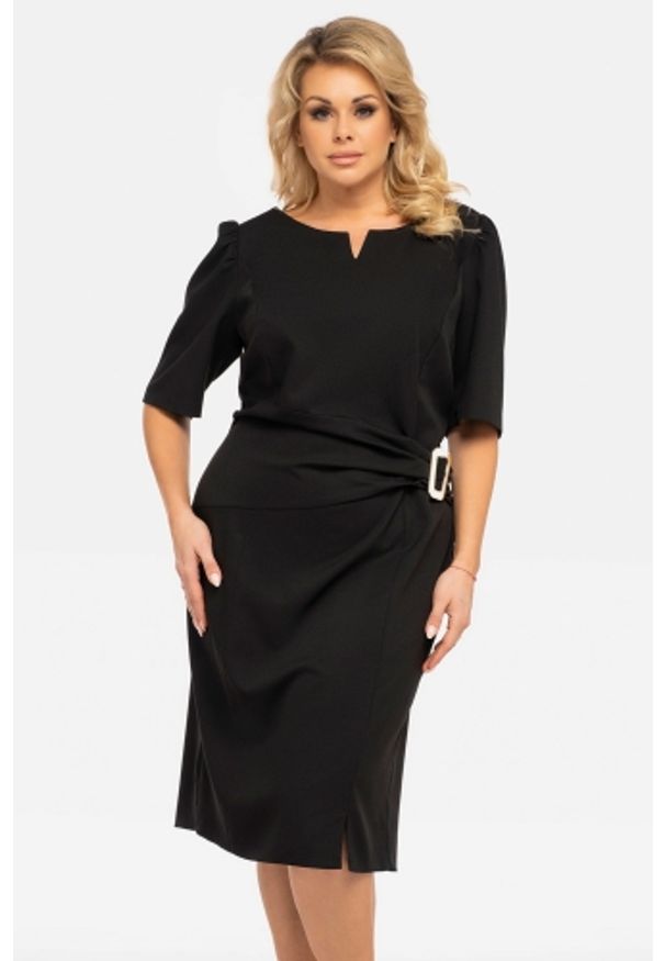 KARKO - Sukienka wieczorowa elegancka ołówkowa z ozdobną klamerką ARMIDA czarna PROMOCJA. Okazja: na imprezę, na spotkanie biznesowe, do pracy. Typ kołnierza: dekolt w serek. Kolekcja: plus size. Kolor: czarny. Materiał: wiskoza, tkanina, elastan, poliester. Typ sukienki: ołówkowe. Styl: wizytowy, elegancki
