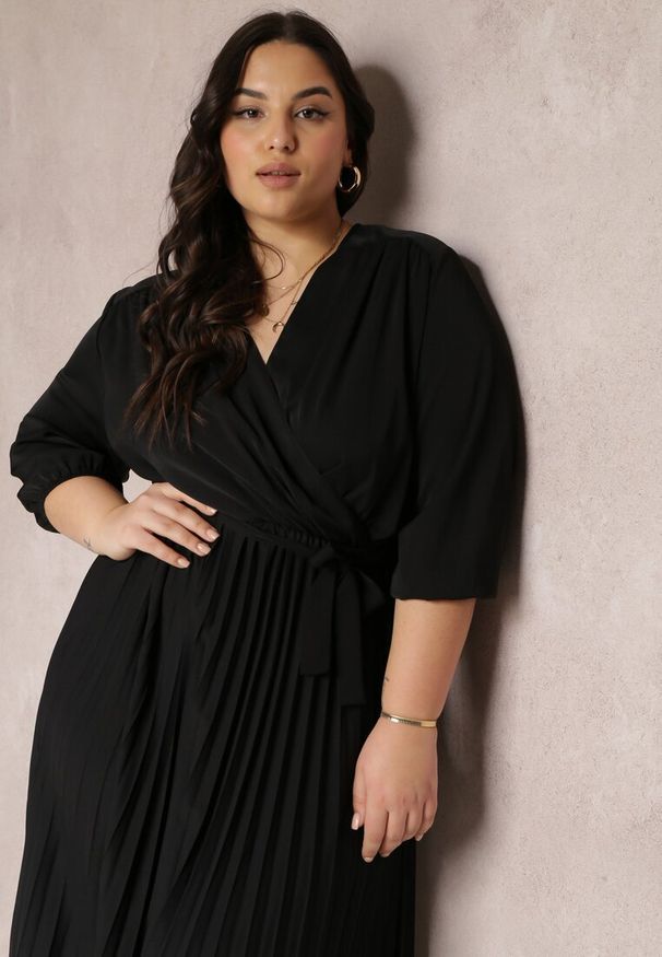 Renee - Czarna Kopertowa Sukienka z Gumką i Paskiem w Talii Zdobiona Plisowaniem Kaylina. Kolekcja: plus size. Kolor: czarny. Wzór: aplikacja. Typ sukienki: kopertowe
