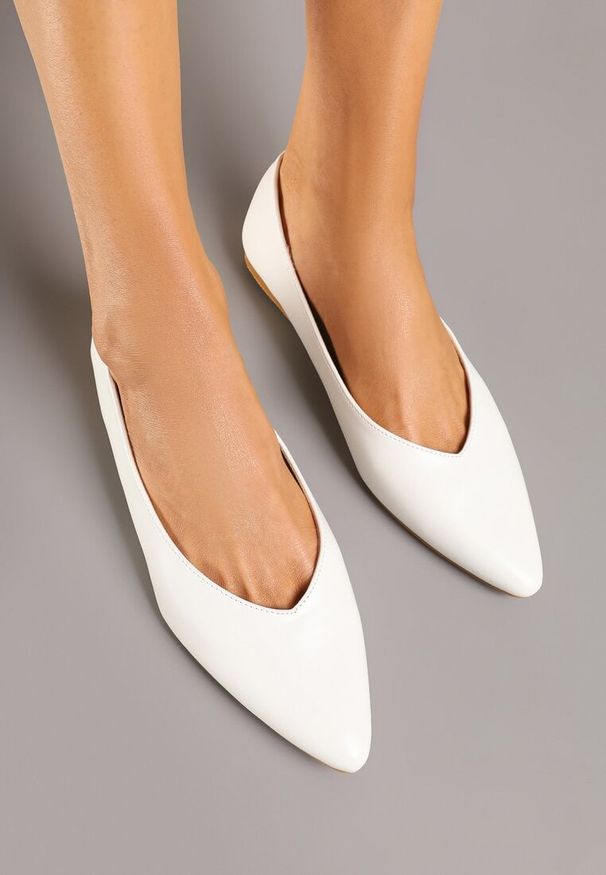 Renee - Białe Balerinki Vices Ozdobione Migdałowym Noskiem Neoranea. Okazja: na co dzień. Kolor: biały. Materiał: jeans. Wzór: aplikacja. Styl: casual, elegancki, klasyczny