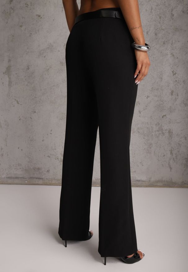 Renee - Czarne Eleganckie Spodnie Dzwony w Kant z Paskiem i Metaliczną Klamrą Telepadia. Okazja: do pracy. Kolor: czarny. Materiał: lakier. Styl: elegancki