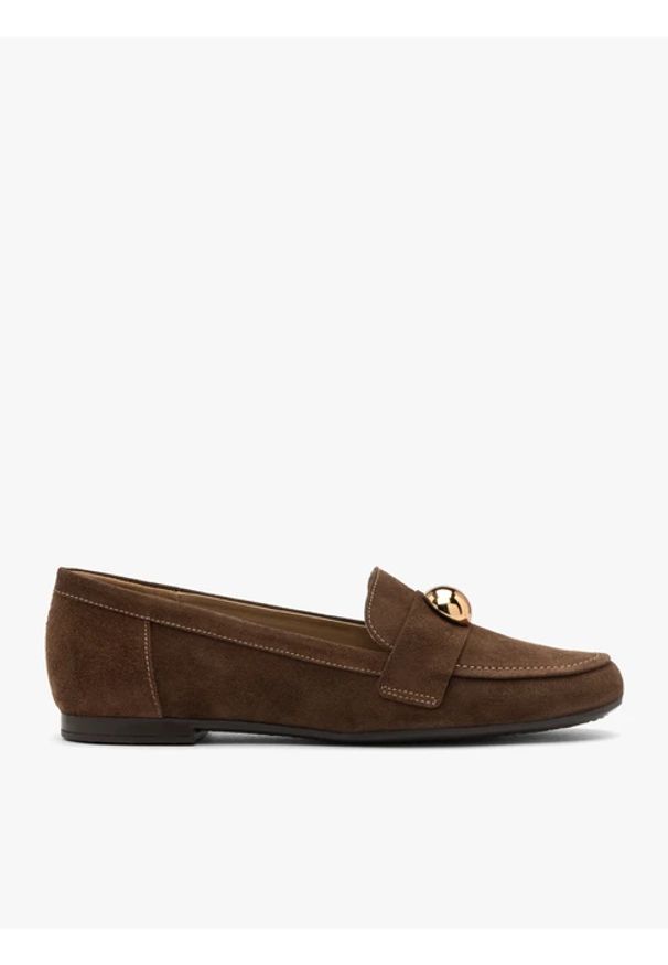 Ryłko - Brązowe mokasyny z weluru ze złotym puklem. Nosek buta: okrągły. Kolor: brązowy. Materiał: skóra, welur. Obcas: na płaskiej podeszwie. Styl: street