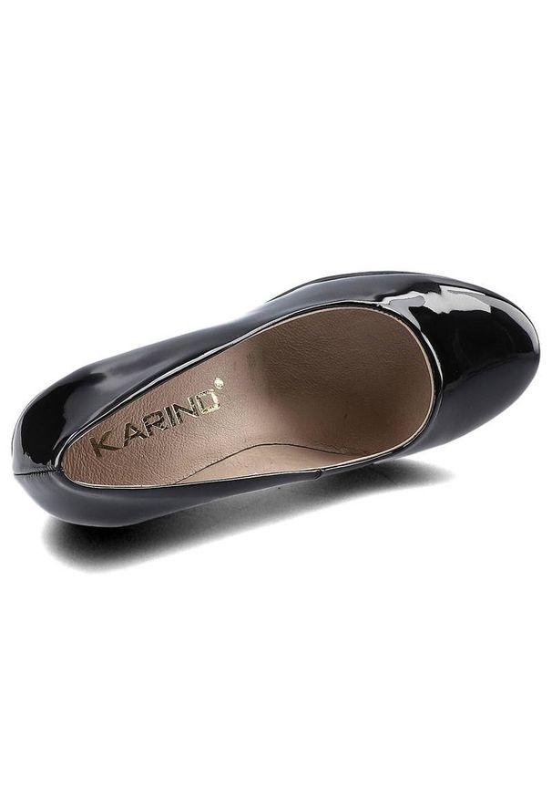 Czarne Czółenka Karino Damskie Półbuty Na Koturnie. Okazja: do pracy. Zapięcie: bez zapięcia. Kolor: czarny. Materiał: lakier, skóra. Szerokość cholewki: normalna. Obcas: na koturnie. Styl: wizytowy
