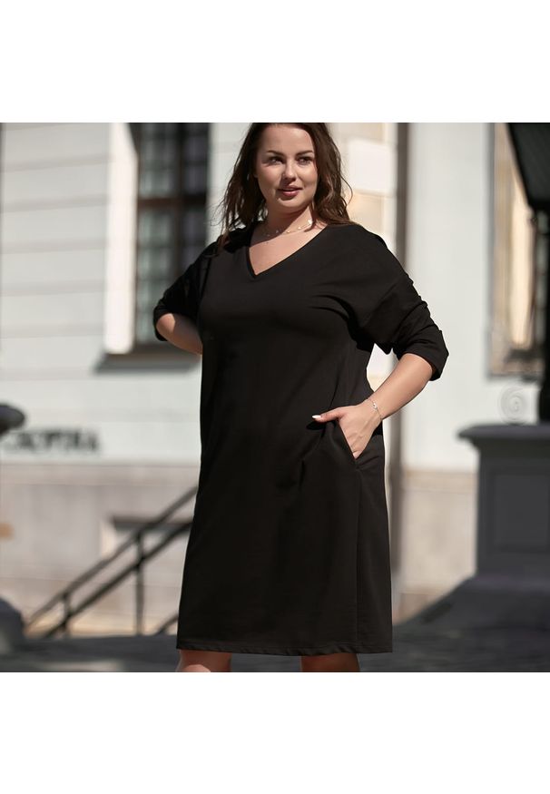 Czarna sukienka dla puszystych Moda Size Plus Iwanek w kolorowe wzory, casualowa, na co dzień, z dekoltem w kształcie v