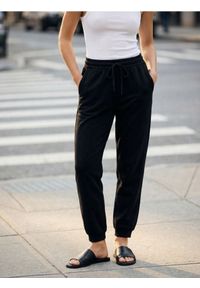 Sinsay - Spodnie jogger z dzianiny scuba - czarny. Kolor: czarny. Materiał: dzianina