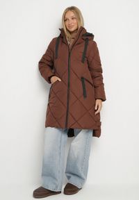 Born2be - Brązowa Kurtka z Kapturem i Kieszeniami w Kraciaste Pikowane Przeszycia Ettaline. Okazja: na co dzień. Typ kołnierza: kaptur. Kolor: brązowy. Materiał: jeans. Styl: sportowy, klasyczny, casual, elegancki #1