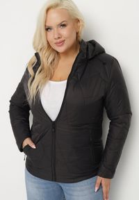 Born2be - Czarna Kurtka Wiatrówka Pikowana z Odpinanym Kapturem Delmenea. Okazja: na co dzień. Kolor: czarny. Materiał: jeans. Styl: casual, elegancki #1