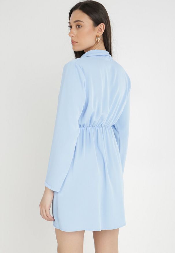 Born2be - Niebieska Sukienka Tryphala. Typ kołnierza: dekolt w kształcie V. Kolor: niebieski. Materiał: tkanina. Długość rękawa: długi rękaw. Wzór: aplikacja, gładki, jednolity. Typ sukienki: kopertowe. Styl: klasyczny. Długość: mini