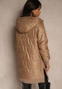 Renee - Jasnobrązowa Przejściowa Kurtka z Kapturem Zdobiona Pikowaniem Fesulia. Okazja: na spacer, na co dzień. Typ kołnierza: kaptur. Kolor: brązowy. Materiał: jeans. Wzór: aplikacja. Styl: casual, klasyczny #2