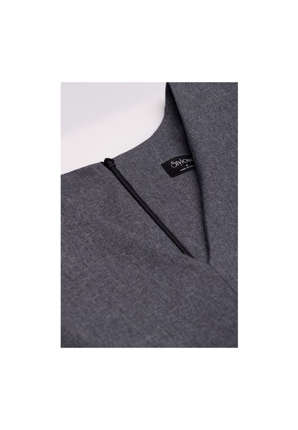 Stylove - Elegancka sukienka mini z dekoltem V i paskiem szara. Kolor: szary. Styl: elegancki. Długość: mini