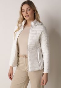 Born2be - Biała Pikowana Kurtka Przejściowa z Kapturem i Elastycznymi Panelami Feziala. Okazja: na co dzień. Typ kołnierza: kaptur. Kolor: biały. Materiał: jeans, nylon. Sezon: wiosna. Styl: casual, sportowy #1