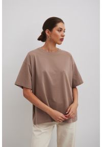 Marsala - Tshirt oversize z nadrukiem w kolorze LATTE - BOSTON-UNI. Materiał: bawełna, elastan. Wzór: nadruk. Styl: klasyczny, elegancki #1