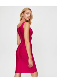 HERVE LEGER - Różowa sukienka bandażowa. Kolor: różowy, wielokolorowy, fioletowy. Materiał: materiał. Typ sukienki: z odkrytymi ramionami. Styl: klasyczny #4