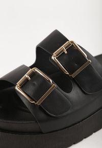 Renee - Czarne Klapki na Platformie Ozdobione Metalicznymi Klamrami Galisiphe. Kolor: czarny. Wzór: aplikacja. Sezon: wiosna, lato. Obcas: na platformie #8