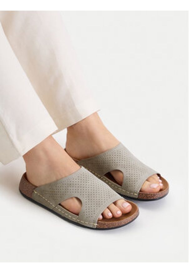 Go Soft Klapki CEO-W25701 Szary. Kolor: szary. Materiał: skóra