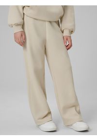 4f - 4F Spodnie dresowe z szerokimi nogawkami dziewczęce - beżowe 128 (7-8 lat). Okazja: na co dzień, na uczelnię. Kolor: beżowy. Materiał: dresówka. Długość: do kostek. Sezon: lato. Styl: casual #2