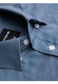 Ombre Clothing - Męska koszula SLIM FIT z ozdobnej tkaniny z kieszonką – niebieska V1 - Rozmiar: L. Okazja: do pracy. Typ kołnierza: kołnierzyk klasyczny. Kolor: niebieski. Materiał: tkanina. Wzór: haft, ze splotem. Styl: klasyczny, elegancki #6