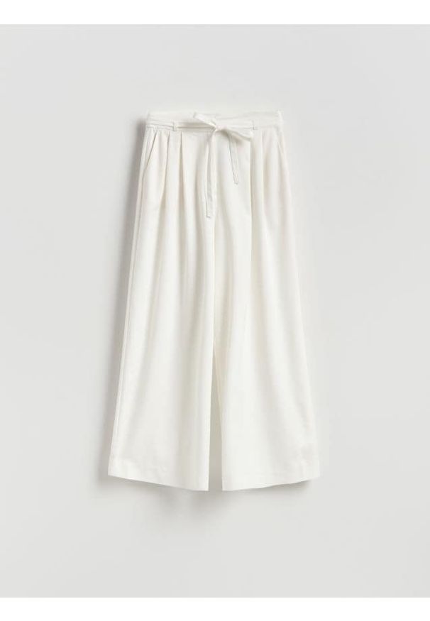 Reserved - Szerokie spodnie z wiązaniem - biały. Kolor: biały. Materiał: wiskoza, tkanina