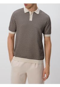 Reserved - Sweter polo ze strukturalnej dzianiny - ciemnobrązowy. Typ kołnierza: polo. Kolor: brązowy. Materiał: dzianina