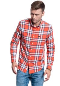 Lee - KOSZULA LEE BUTTON DOWN REGULAR LAVA RED L880ZJAF. Okazja: na co dzień. Typ kołnierza: button down. Długość rękawa: długi rękaw. Długość: długie. Styl: casual #3