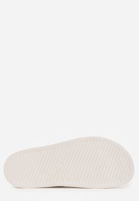 Renee - Białe Klapki Ozdobione Paskiem z Metaliczną Klamrą Kellyss. Okazja: na spacer, na co dzień. Kolor: biały. Materiał: jeans. Wzór: aplikacja. Sezon: wiosna. Styl: casual #9