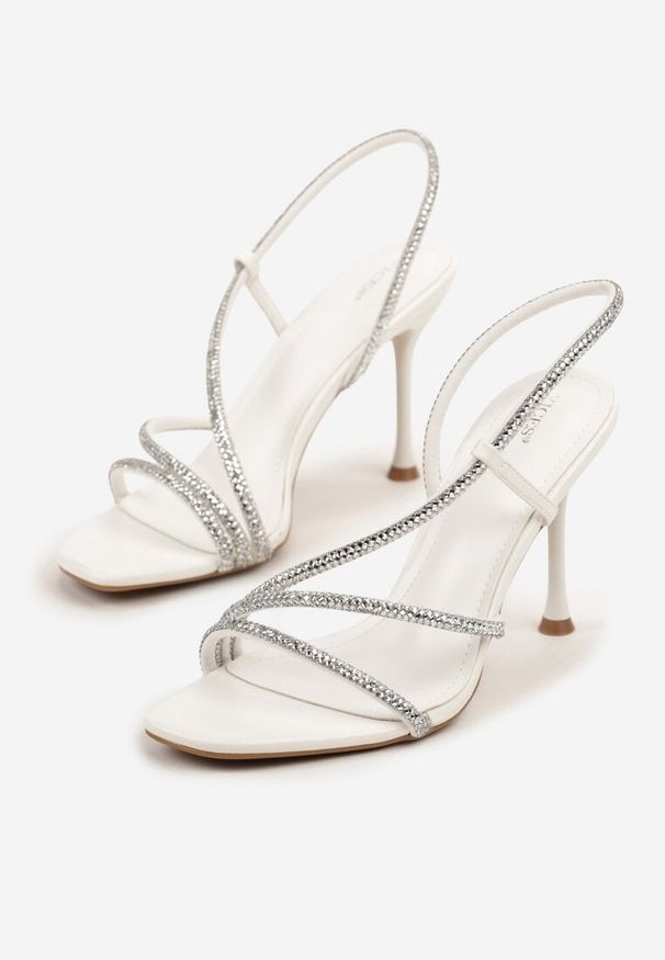 Renee - Białe Sandały Vices na Szpilce Ozdobione Paskami z Cyrkoniami Tilarea. Zapięcie: pasek. Kolor: biały. Wzór: aplikacja. Obcas: na szpilce. Styl: elegancki