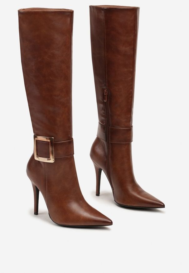 Born2be - Brązowe Kozaki na Szpilce Ozdobione Klamrą Innadora. Okazja: na co dzień. Zapięcie: klamry. Kolor: brązowy. Materiał: jeans. Wzór: aplikacja. Obcas: na szpilce. Styl: casual, elegancki