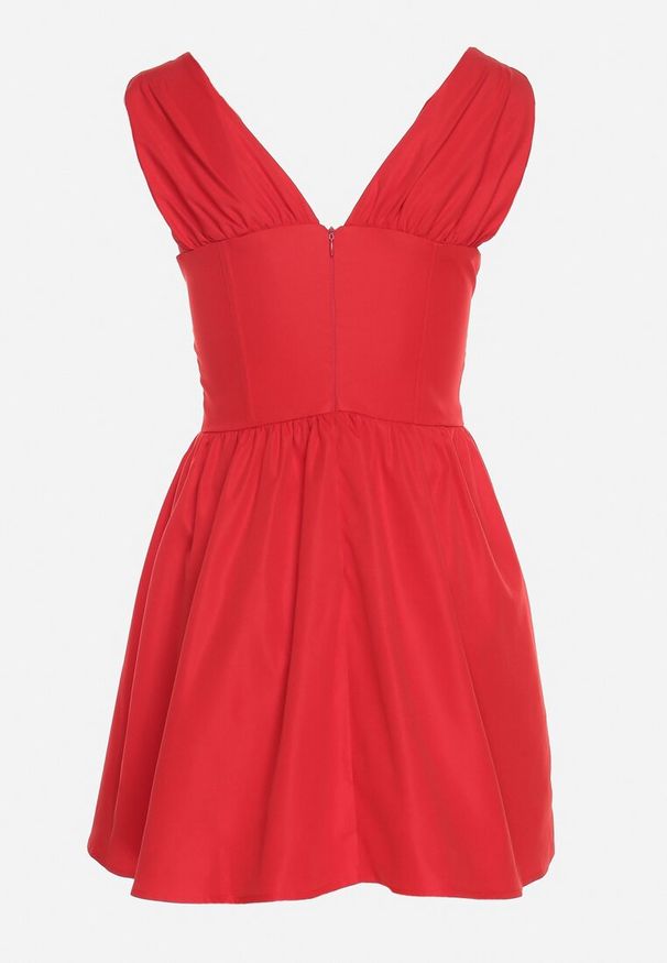 Born2be - Czerwona Sukienka Vices o Rozkloszowanym Kroju z Wiązaniem Foliseia. Okazja: na co dzień. Typ kołnierza: dekolt w kształcie V. Kolor: czerwony. Materiał: jeans, poliester. Długość rękawa: bez rękawów. Styl: klasyczny, casual, elegancki