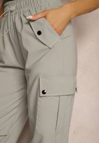 Renee - Szare Spodnie Cargo High Waist z Ozdobnymi Kieszeniami Leriora. Okazja: na co dzień. Stan: podwyższony. Kolor: szary. Styl: elegancki, casual #5