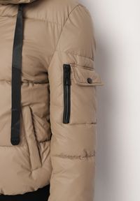 Born2be - Ciemnobeżowa Prosta Kurtka Pikowana z Kapturem i Kieszeniami Mirilda. Okazja: na spacer, na co dzień. Typ kołnierza: kaptur. Kolor: beżowy. Materiał: jeans. Sezon: zima. Styl: klasyczny, casual, elegancki #7