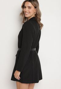 Born2be - Czarna Sukienka w Stylu Marynarki z Wiskozą z Usztywnioną Linią Ramion w Paski Nevolia. Okazja: na co dzień, do pracy. Kolor: czarny. Materiał: wiskoza. Wzór: paski. Styl: klasyczny, elegancki, casual #6