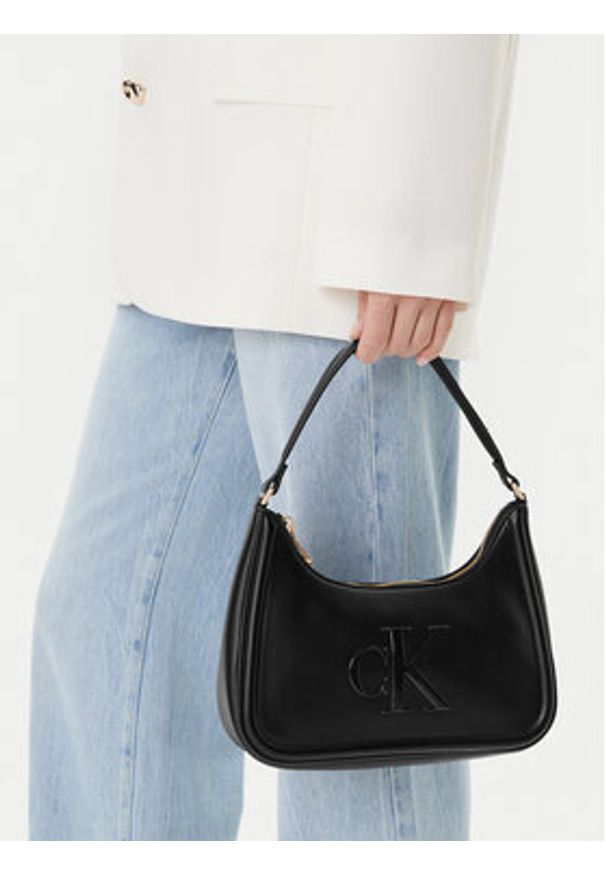 Calvin Klein Torebka Bold Ck Small Shoulder Bag LV04F3230G Czarny. Kolor: czarny. Materiał: skórzane