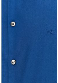 Calvin Klein - Koszula bawełniana. Okazja: na co dzień. Typ kołnierza: kołnierzyk klasyczny. Kolor: niebieski. Materiał: bawełna. Długość rękawa: długi rękaw. Długość: długie. Styl: elegancki, casual, klasyczny #2