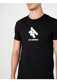 Les Hommes T-Shirt "New Logo" | LBT1009700P | Mężczyzna | Czarny. Kolor: czarny. Materiał: bawełna. Wzór: nadruk. Styl: elegancki, klasyczny