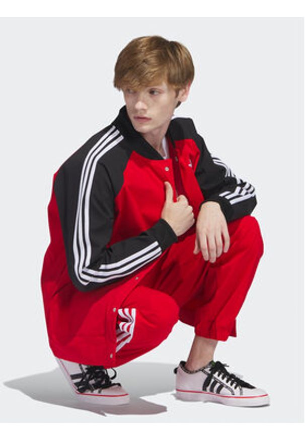 Adidas - adidas Kurtka bomber IC5542 Czerwony Regular Fit. Kolor: czerwony. Materiał: syntetyk