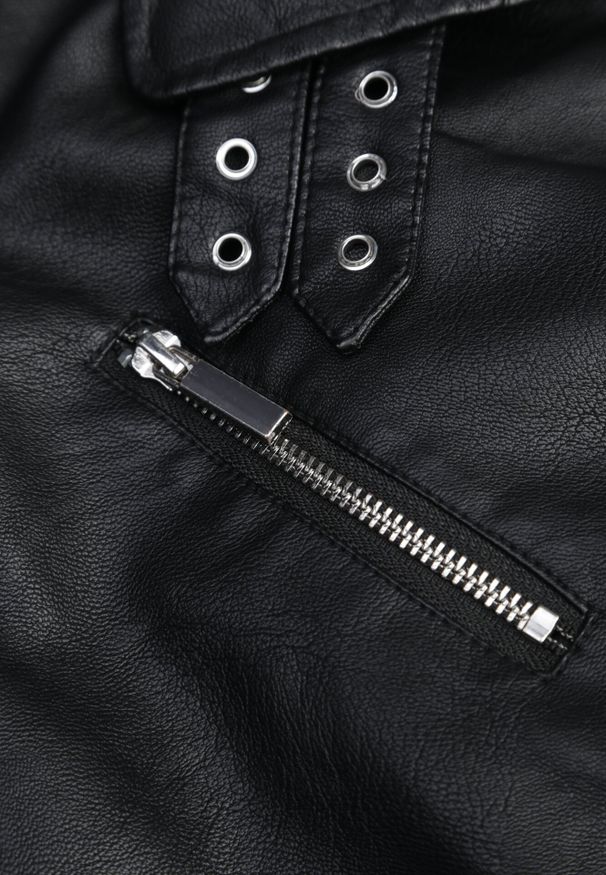 Born2be - Czarna Kurtka Ramoneska z Asymetrycznym Suwakiem i Regulowanym Paskiem Bralissa. Okazja: na co dzień. Kolor: czarny. Materiał: jeans. Styl: casual, elegancki, rockowy