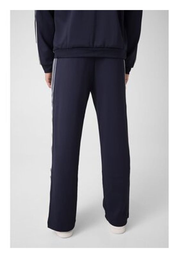 Guess Spodnie materiałowe 183087 Niebieski Regular Fit. Kolor: niebieski. Materiał: materiał