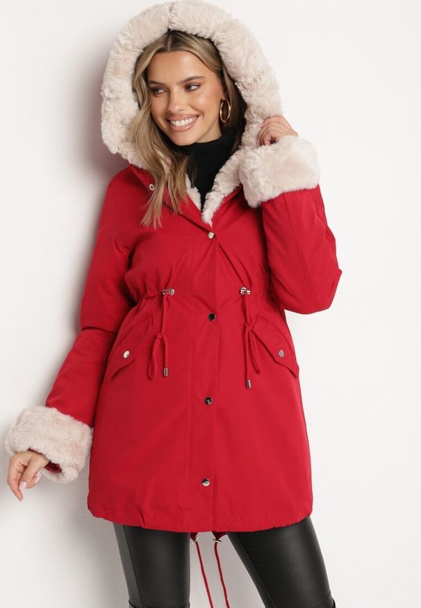 Born2be - Bordowa Kurtka Parka z Kapturem i Odpinanym Futerkiem Ninria. Okazja: na co dzień. Typ kołnierza: kaptur. Kolor: czerwony. Materiał: futro. Styl: klasyczny, casual, elegancki