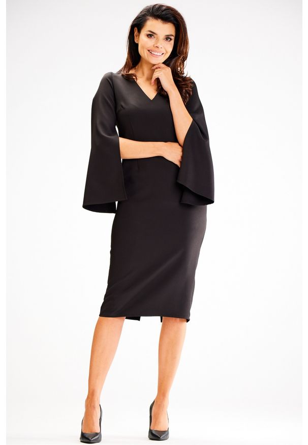 Awama - Elegancka ołówkowa sukienka midi z rozciętymi rękawami czarna. Kolor: czarny. Typ sukienki: ołówkowe. Styl: elegancki. Długość: midi