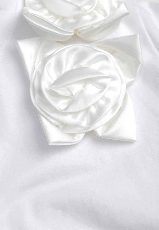 Born2be - Biały Klasyczny T-shirt z Bawełny Zdobiony Aplikacją 3D w Kształcie Kwiatów Noebel. Okazja: na co dzień. Kolor: biały. Materiał: bawełna. Wzór: aplikacja, kwiaty. Styl: klasyczny