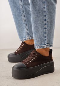 Renee - Ciemnobrązowe Sneakersy VICES na Platformie z Metaliczną Aplikacją i Napisem Beli. Okazja: na co dzień. Kolor: brązowy. Szerokość cholewki: normalna. Wzór: aplikacja, napisy. Obcas: na platformie #1