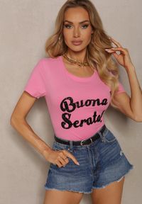 Renee - Różowy Casualowy T-shirt z Bawełny Wykończony Cyrkoniowym Napisem Lavisha. Okazja: na co dzień. Kolor: różowy. Materiał: bawełna. Wzór: napisy. Styl: casual