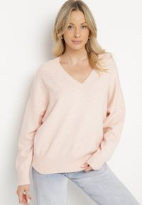 Born2be - Jasnoróżowy Sweter z Dekoltem w V z Domieszką Kaszmiru Mariara. Okazja: na co dzień. Typ kołnierza: dekolt w kształcie V. Kolor: różowy. Materiał: kaszmir. Wzór: bez wzorów. Styl: casual #6