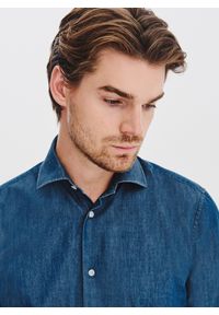 Pako Lorente - PAKO LORENTE - Niebieska koszula jeansowa. Typ kołnierza: kołnierzyk włoski. Kolor: niebieski. Materiał: jeans. Długość rękawa: długi rękaw. Długość: długie. Wzór: gładki #8