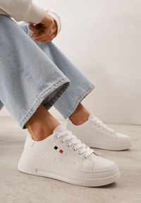Renee - Białe Minimalistyczne Sneakersy VICES o Fasonie Tenisówek na Platformie Halanatea. Okazja: na co dzień. Kolor: biały. Materiał: jeans, koronka. Obcas: na platformie #1
